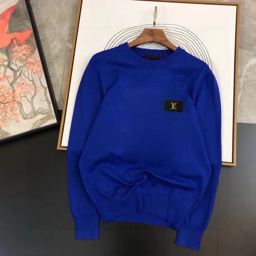 🅿️240 【LV Louis Vuitton】Autumn and winter classic round neck pullover sweater, in full condition! ! ! Wool blended fabric, the latest model in 2025, golden ratio! ! Slim-fitting soft gold, versatile and practical item, the combination and practicality are extremely powerful, simple and elegant, and classy! To create your own style, it is highly recommended to buy it in two colors. The standard slim fit tailoring process is suitable for both young and old men. It is knitted from wool and will not cause any discomfort! While keeping warm, it is stylish, textured and wearable, and the classic logo with contrasting colors on the chest feels in place! ! Recommended for regular customers! ! Size M-3XL (maximum wear: 190 pounds)